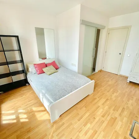 Ensuite Double With Sea View In A Shared In The Centre Of Santa Eularia - Close To The Beach Проживание в семье *